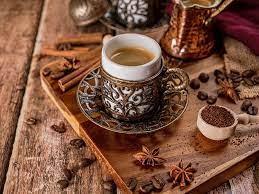 A KARNINA TKETLEN TRK KAHVESNN ZARARLARI  <br>  Bilim insanlar tarafndan yaplan aratrmalarda, a karnna iilen Trk kahvesi ile ilgili bulgulara ulald. Bilim insanlarnn sonular u ekilde;  <br>  *Sinir hcrelerinin deforme olmasna yol aar.  <br>  *Sinir hcrelerinin zarar grmesi, beyin salna da etki eder.  <br>  *Kan basncn drr.  <br>  *Kan basncnn dmesi, damarlarn daralmasna sebep olur. Bunun sonucunda da beyin ana damar zarar grr.  <br>  *Yksek oranda kafein ierdii iin mide asidini bozar.  <br>  *Refl gibi hastalklar tetikler.  <br>  *Vcutta kortizol seviyesini arttrr. Ayrca dzensiz oranda alnan kafein kortizollarin ilevselliini bozar. Bunun sonucunda ise blgesel hormon bozukluklar grlebilir.