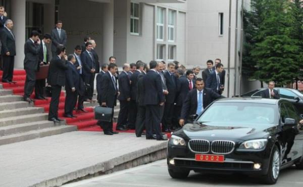 Adaylar etap etap aklamay benimseyen AK Parti'de, ilk etapta ilan edilecek isimler byk oranda belirlendi.