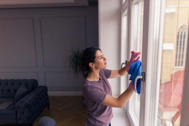 3- CAM SLME    Hava gneliyken cam silmek, temizleyicinin ok abuk kurumas sebebiyle camn zerinde izgiler olumasna sebep olacaktr.    Bu nedenle n da az olduu sabah saatleri ya da akam cam silmek daha berrak bir grnt elde etmenizi salayacaktr.