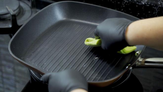 12- DKM TAVA    Dkm tavalar sabunla ykamak koruyucu kaplamay bozabilir. Bu tip tava ya da tencereleri henz scakken hafife ovarak temizlemelisiniz.