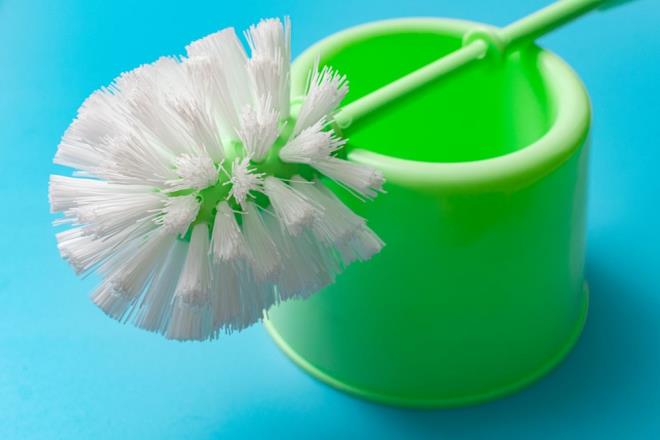 4- TUVALET FIRASI    Tuvalet fralarn tutucularnda brakmak bakteri remesine neden olabilir. nk tutucunun iindeki nemli ortam, bakteriler iin mkemmel reme alandr.    Uzmanlara gre, bir tuvalet frasnn dzenli olarak en az birka saat dezenfektana batrlmas bakterilerin remesini engelleyecektir.