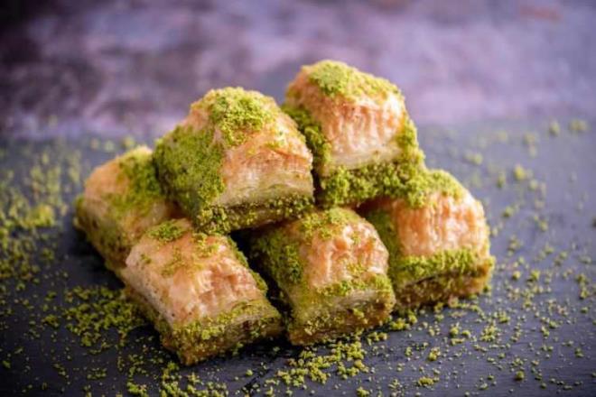 Ucuz baklavalardaki hileleri gn yzne karan uzman isimlerin anlattklar akna evirdi. Son yaplan fiyat aratrmasna gre bir tepsi fstkl baklava 3 kilo 300 gram yaklak bin liray buluyor. Cevizli baklava da 600 liray bulmakta.