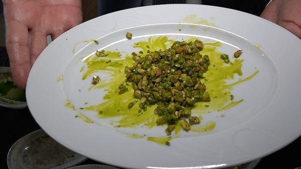 Az tad ile yenilmelidir. Fstkl baklavann uzaktan bile kokusu gelmektedir. Uyank olalm. Ucuz baklava olmaz. Biz yaptmz baklavann arkasnda durduumuz iin 5 kta 50 lkeye Bursa?dan baklava gnderiyoruz. Baklava ile yatp baklava ile kalkyoruz? dedi.