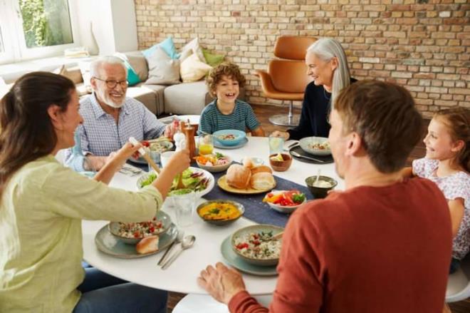 Ayr�ca Ramazan ay� boyunca tembelle�mi� olan ba��rsak sistemini d�zenlemeye de katk� sunan ye�il �ay�, bayram ziyaretlerinde veya evinizde �l��l� bir �ekilde i�ebilirsiniz. Ancak �zellikle hipertansiyon hastalar�n�n t�ketmeden �nce doktorlar�na dan��malar� gerekiyor. Art�k �ok iyi biliyoruz ki, spor yapmak hem fiziksel hem de ruhsal a��dan fayda sa�l�yor. Yap�lan �al��malar, hareketlilik ve y�r�y���n bize ins�lin hormonun duyarl�l���n� art�rd���n� g�steriyor.