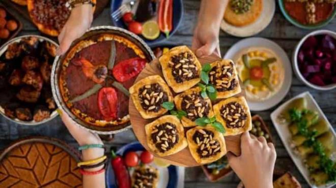 "BAYRAM Z�YARET�NE BO� M�DEYLE G�TMEY�N"    Uzun saatler a� kalan metabolizmada kan �ekerinin d��erek i�tah� iyice artt�raca��n� kaydeden �zbay, "Bunun sonucunda ise ikramlara kay�ts�z kalmak g��le�ir. Bu nedenle enerji de�eri d���k fakat sizi tok tutabilecek g�dalara y�nelmeniz sa�l���n�z a��s�ndan do�ru bir tercih olacakt�r. Bunun i�in 8-10 adet badem, f�nd�k ya da 5 yar�m cevizi bir kase kaymaks�z yo�urtla birlikte t�ketebilir veya bir bardak ayran i�ebilirsiniz.