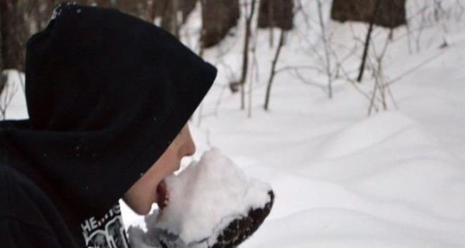 �ok mecbur kalmad���n�z takdirde asla kar yemeyin. V�cudunuz kar� eritmek i�in olduk�a fazla enerji harcar. Susuz kald���n�z zaman sadece son �are olarak kar yiyin ��nk� v�cudunuz kardan su elde etmek i�in fazlas�yla �s� vermek zorunda kalacakt�r.