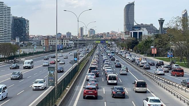 TRAFK YOUNLUU ARTTI    Toplu tama aralarndaki younluun yan sra ana arterler ve yollarda da ara trafii artt.    D-100 kara yolu Tuzla-Kadky arasnda her iki ynde de trafik younluu gzlendi.    TEM Otoyolu Edirne istikametinde de trafik ar seyrederken 15 Temmuz ehitler Kprs ve Fatih Sultan Mehmet Kprleri girilerinde de trafik younluu yaanyor.