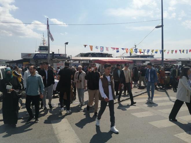 Bayramda kabir ziyareti yapmak isteyen vatandalar nedeniyle mezarlk evrelerinde trafik younlat.    Kalabalklaan ehitlik ve kabirleri ziyarete gelenler de Edirnekap'da metrobs ve tramvay istasyonlarnda da younlua neden oldu.