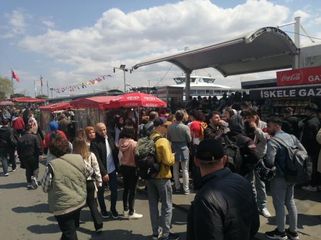 Avrupa Yakas'nda Kocamustafapaa mevkisinden Avrasya Tneli'ne kadar trafik ar ilerliyor.    15 Temmuz ehitler Kprs giriinde balayan trafik Cevizliba'a kadar devam ediyor. D-100 kara yolu Beylikdz-Kkekmece arasnda her iki ynde de trafik youn seyrediyor. Ayrca TEM Otoyolu'nda Fatih Sultan Mehmet Kprs'nde balayan trafik younluu Mahmutbey'e kadar ulat.    Sahil yolunda ise Beikta-Ortaky ve stinye-Rumeli Hisar blgeleri arasnda trafik youn seyrediyor.    stanbul Bykehir Belediyesinin (BB) Trafik Younluu Haritas'na gre, saat 16.00 itibaryla trafik younluu yzde 69 olarak lld.