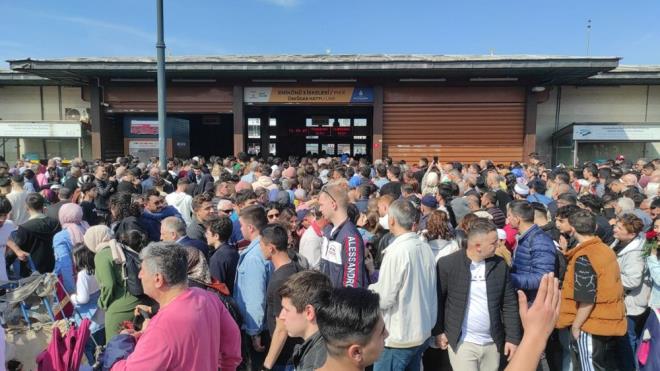 Kentin Anadolu Yakas'nda da Kadky Meydan, Caddebostan ve Maltepe sahilinde insan younluu yaand.