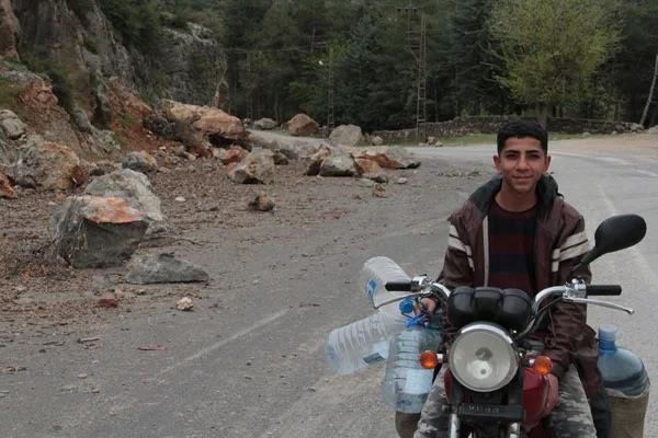 Mehmet Yldz isimli vatanda, 'Kahramanmara'ta yaanan deprem sonrasnda byk kayalar yuvarlanp dt. Ev gibi kayalar dm. Sabah fark ettik' dedi.