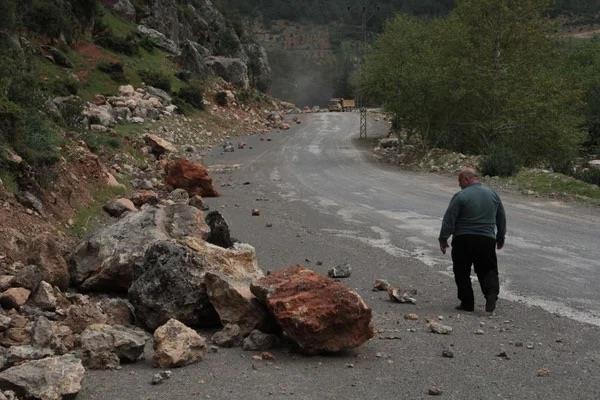 Tonlarca arlndaki kayalarn bazlarnn bir otomobilden byk olduu gzlendi. Kayalar i makineleri yardmyla yol kenarna alnyor.