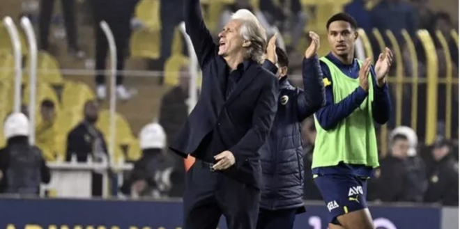 TAKIMIYLA TOPLANTI YAPTI, TARAFTARI ALKILADI    Karlamann ardndan Fenerbahe Teknik Direktr Jorge Jesus, takmn orta sahada toplad ve oyuncularyla bir konuma gerekletirdi. Orta sahada yaplan kk toplantnn ardndan tm takm, taraftarlara dnerek destekleri iin alklad.