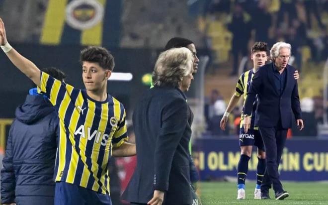 Fenerbahe'nin Kadky'de stanbulspor ile 3-3 berabere kald ma sonras saha iinde oyuncularla bir toplant gerekletiren teknik direktr Jorge Jesus, takm yuhalayan ve slk alan sar-lacivertli taraftarlra el hareketiyle tepki gsterdi. Mata iki gol birden atarak yldzlaan gen yetenek Arda Gler, Portekizli teknik adam ve tribnleri sakinletirdi. te detaylar...