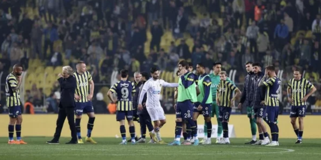 ARDA GLER SAKNLETRD    Jesus'un bu hareketi sonrasnda tribnler protestosunu daha da artrrken; Arda Gler, hocasn sakinletirerek soyunma odasna gtrd.