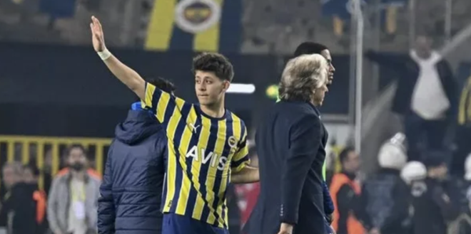 ISLIK GELD, JESUS DAYANAMADI  O esnada sar - lacivertli taraftarlar, takmlarn slklarla protesto etti. Bu duruma ok sinirlenen Jorge Jesus, tribnlere doru yneldi ve bararak tepki gsterdi.