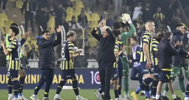 Fenerbahe, Spor Toto Sper Lig'in 31. haftasnda stanbulspor ile kozlarn paylat. lker Stadyumu kr Saraolu Spor Kompleksi'nde oynanan msabakay 3-2 nde gtren Fenerbahe, son dakikalarda yedii golle sahadan 3-3'lk beraberlikle ayrld ve Galatasaray'n puan kaybettii haftada frsat geri evirdi.