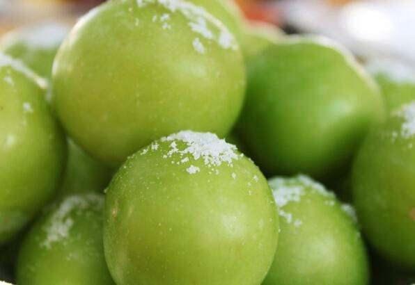 Yaz aylarnn en sevilen meyvesi olan erik,yava yava piyasadaki yerini almaya balad.    u sralar kilosu biraz cep yakyor ancak mays aynn gelmesiyle,uygun bir crete satlmaya devam edilecektir.