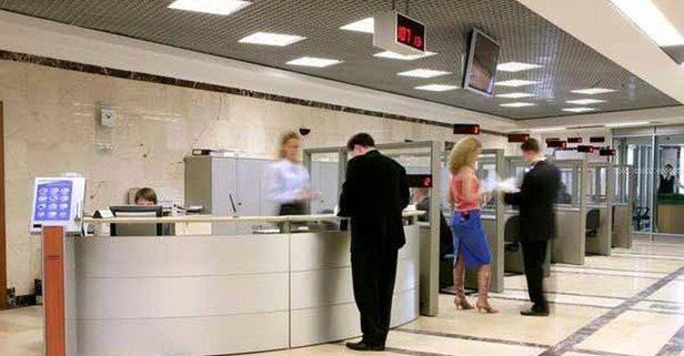 FUTBOL CAMASINDA GALATASARAY'LI FUTBOLCULAR VAR    Dolandrclk olayna isimleri karan Galatasaray'l futbolcularn dolandrclk olaynda yakn akrabalar ve evreleri de bulunduu iddia ediliyor.