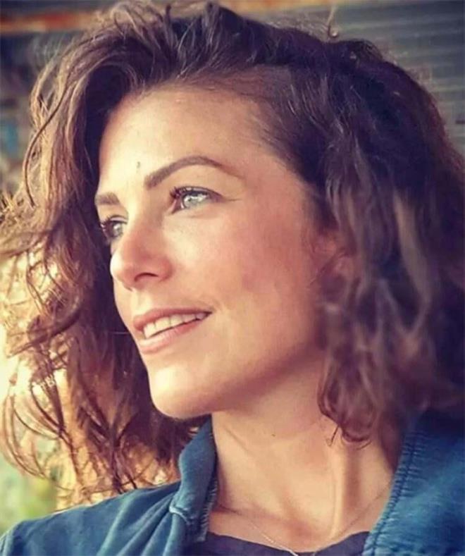 Televizyon ekranlarna Haziran Gecesi dizisi ile merhaba diyen nl oyuncu daha sonra Kaybolan Yllar, Asi, retmen Kemal, ler Gler dizilerinde rol ald.