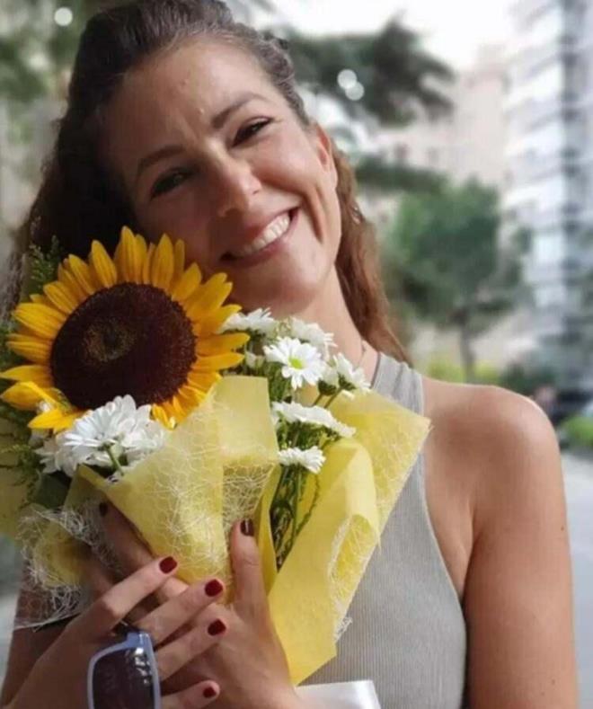 2013-2016 yllar arasnda Kurtlar Vadisi Pusu dizisinde oynayan nl isim Arka Sokaklar?da Esra karakterine hayat verdi.