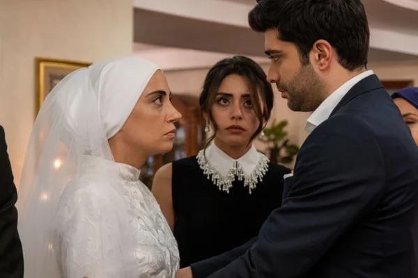 Muhafazakar?laik yaam tarz atmasn, skalann iki ucunda yer alan ve ocuklar evlenince birbirine dnr olan iki aile zerinden anlatan dizi, bazlar tarafndan ?muhafazakar aile yapsna saldrd? ne srlerek tepki grmt.