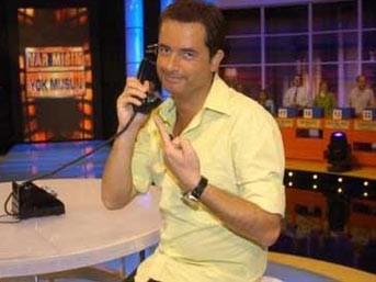 Ancak baba Ilcal, kardan 190 kilometre hzla gelen bir arabayla arpt. arpma o kadar iddetliydi ki Ilcal ailesine arpan araba infilak etti. Haberi aabeyinden alan Acun ne olup bittiini tam olarak da bilmeden hastaneye gitti.