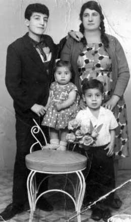 Grses, babas tarafndan ldrlen annesi ve kardeleriyle.