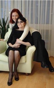 Ama gzleri iin yapacak bir ey yoktu. Ei smail Dvenci onu Londra'ya da gtrd. Ama gz sinirleri kopmutu.