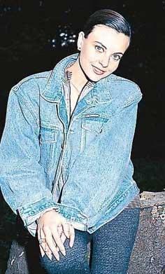 Podyumda gurur ve mutluluk karm bir duyguyla objektiflere poz verirken bana geleceklerden de habersizdi.