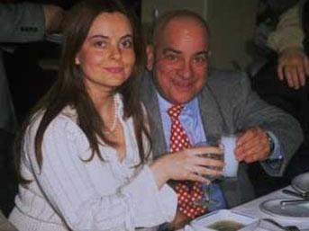 Ancak Sema Yunak katlmakta srarlyd. Zaten alkol problemi olan babas Tulu ile erkek kardei Tun, Sema Yunak yznden tartmaya baladlar.