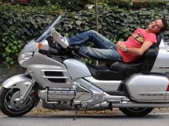 "Ergn Ilcal?" dedim, ayn aalk ve duygusuz ifadeyle "lmtr" dedi. imden sadece u geti. "Allah'm bu yaadklarm kt bir rya olsun." Birazdan Bakrky'deki evde uyanaym ve diyeyim ki, "Kabusmu ok kr uyandm geti..." Bir mit bekledim ama yok, her ey gerekti." Ilca'nn ayn arata bulunan kz ise oturduu bebek koltuu sayesinde kazadan kurtuldu.