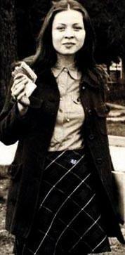 Dvenci'nin mzik retmeni olan annesi 7 Mart 1981'de henz 30 yandayken geirdii bir trafik kazasnda gzlerini kaybetti. Sakin bir cumartesi gnyd... rencileri tiyatroya gtreceklerdi.... Mustafakemalpaa'dan Bursa'ya.