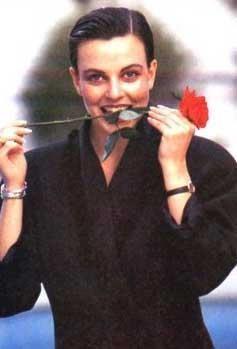 Glen mavi gzlerini ereveleyen koyu renk salarnn zerine kondurulan tan ailesini dataca aklna bile gelmemiti kukusuz.