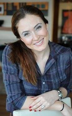 <b>Glnn ardnda bir trajedi gizli:</b> Bir zamanlarn 'tal' gzeli ve en gzde mankenlerinden biriydi Ceyda Dvenci... imdi ise TV ve sinemada oyuncu olarak kendini kantlad. Mutlu bir evlilii var ve ksa bir sre sonra da anne olacak. Ksacas hayatnda her ey yolunda gibi grnyor.