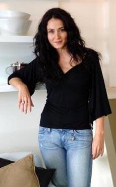 Ama onun bu glnn ardnda yle byk bir trajedi var ki... Tpk gsteri dnyasnn dier bir ok nls gibi o da hayatnda hi tasas derdi yokmu gibi grnyor. Ama hibir ey grnd gibi deil kukusuz.. te Dvenci ve dier nllerin hayatlarndaki trajik olaylar.Yaklak 7 ay sonra bebeini kucana alacak olan Dvenci'nin kendi annesi Zmrt Hanm biricik kznn yzn en son 4 yanda grd ve onu hep o haliyle hatrlyor.