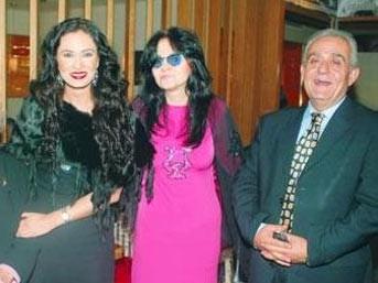 Ardndan dn yolculuu balad. Zmrt Hanm n sralarda ouruyordu. Uykusu gelince kz Ceyda'y otobsn arka tarafna yollad ve uykuya dald. ite ne olduysa o srada oldu. Kardan gelen minibs ile Dvenci ve annesinin iinde bulunduu ara arpt. Ara devrildi. Dvenci'nin annesi bana iddetli bir darbe ald