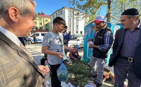 Dikenlerin arasnda dalarda yetien kuzu kulan toplamak iin sabah namazndan sonra yola kan mer Karabulut, sokak ortasnda kurduu tezgahta kilosunu 35-40 TL arasnda satyor.