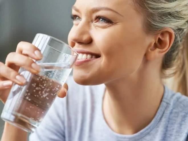 Dr. Vensel Rundo, "Gnn tm sv almnz salamak iin ideal olan net bir saati yoktur" diyor ve ekliyor "Onun yerine gn boyunca srekli olarak tketmeye zen gsterin ve bunu dzenli bir alkanlk haline getirin"