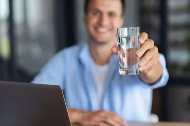 nsan vcudunun %80'ini kapsayan su hayatn kaynadr. Yaplan aratrmalara gre insan gda almadan sadece su tketerek ok uzun sre yaabilmektedir. Dolaysyla insan sal iin nemli bir yere sahip olan suyu doru vakitlerde tketmek daha vcuda daha faydal bir hale getirir. Ayn zamanda kilo vermenize de yardmc olmaktadr.