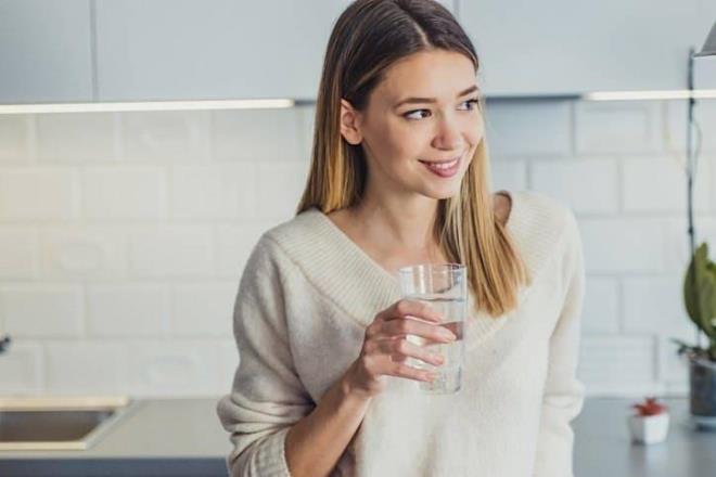 YATMADAN HEMEN NCE SU MENN FAYDASI VAR MI?    Makul miktarlarda akam saatlerinde su imek vcudunuz iin faydal olabilir. Su, vcudun nemli kalmasna yardmc olmak, eklemlerin iyi almasn desteklemek ve atklarn paralanmasn salamak gibi ok eitli ilevler iin gereklidir.