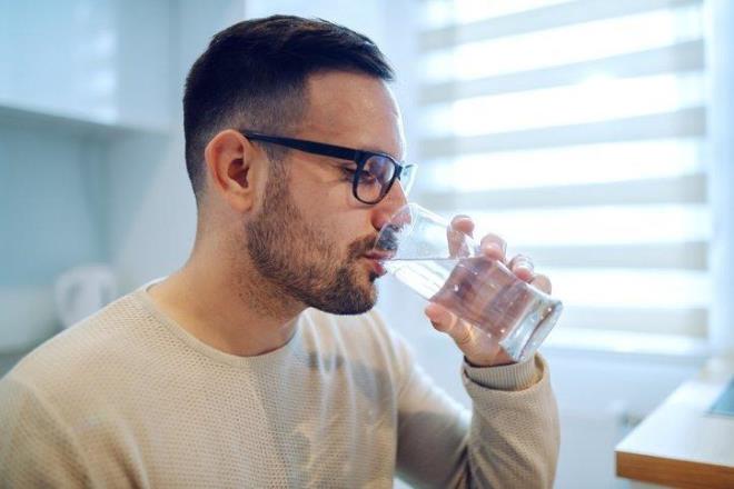 Bu noktada dikkat edilmesi gereken bir bardaktan fazla su tketmemek ve suyu kk yudumlar halinde yava yava imek. Aslnda bu durum sadece su iin geerli deildir.