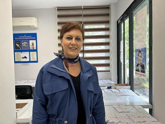 Mahalle Muhtar Seyhan Topalolu, yapt aklamada, nfusa gre Trkiye'nin ikinci, stanbul'un birinci mahallesi olduklarn syledi.    Yaklak 72 bin semen ile 114 bine yakn nfuslar bulunduunu aktaran Topalolu, "Semen listelerimizi okullar olarak ayrdk, 9 okulumuz var. Kalabalk aileyiz ama semenlerimiz duyarl. Gelip kendi semen katlarn burada alyorlar. Biz de grevlilerle birlikte yardmc oluyoruz. Yorucu ama keyifli bir seim olacak inallah." dedi.