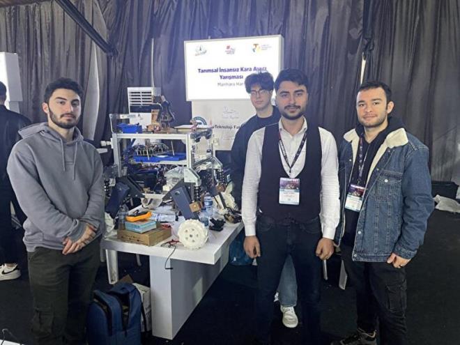 Yazlm da tarafmzdan gelitirildi. Yar otonom, manuel ve tam otonom ekilde ara kullanlabiliyor. Bu arac gelecee dnk bir platform olarak oluturduk. Gerekli dzenlemelerle tarmsal insansz kara arac olarak kullanmn yan sra mayn tarama dedektr ve silahl insansz kara arac olarak toplamda 3 versiyon olarak gelitirmeyi planlyoruz."