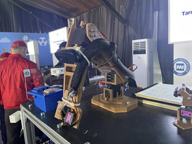 TEKNOFEST stanbul'da birok kategoride yaplan teknoloji yarmalarnda farkl eitim seviyelerinden katlmclar projelerini sergiliyor.      Marmara niversitesi Mekatronik Mhendislii Kulb'nden Remzi Ylmaz, Meri Setan, Yaren olak, Ouzhan Polat, Frat Trker Irc, Can Bara ve Omar Tarabin'in oluturduu "Hars" takm Tarmsal nsansz Kara Arac kategorisinde yaryor.