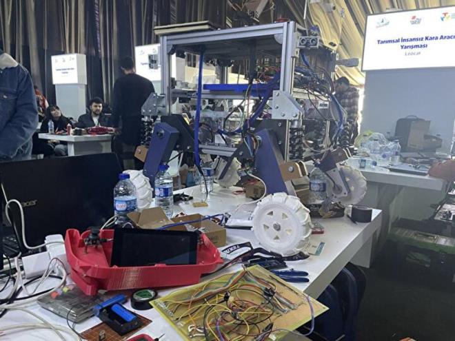 Ylmaz, aracn sspansiyon sistemiyle altn aktararak, unlar kaydetti:      "Ara, her trl arazi kouluna uygun bir ekilde ilerliyor. Motoru yk tamak iin uygun. Ara, tamamen pratik bir ekilde tasarlanm olup hibir kapak vesaire bulunmamakta. Arata herhangi bir elektronik mdahale gerektiinde iinde ekmece sistemi mevcut. ektiimizde kartlar tamamen dar kmakta, mdahalemizi gerekletirip geri ieriye itmekteyiz. Sa kesiminden tutun, pleksilerine ve dier paralarna kadar her ey tamamen renciler tarafndan yapld.