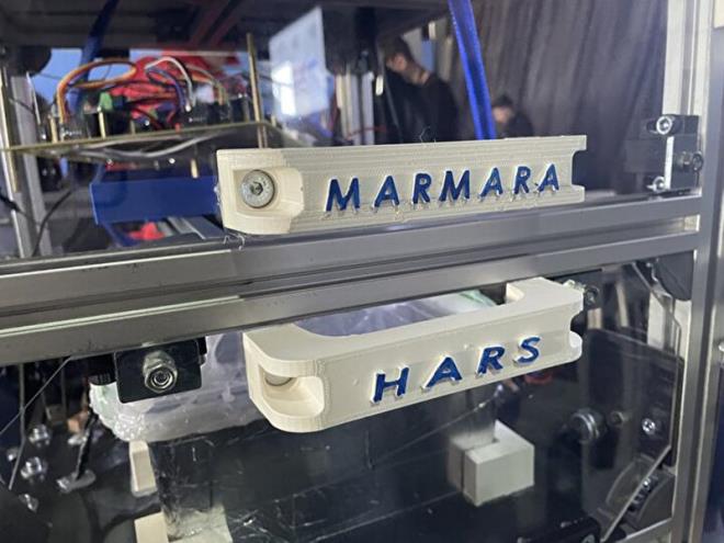 Remzi Ylmaz, takmlaryla ayn ismi tayan tarmsal insansz kara arac "Hars"a ilikin aklamada bulundu.      Gelitirdikleri aracn araziye karak her trl koulda yabanc bitkileri tespit edip imha ilemini gerekletirdiini belirten Ylmaz, "Aracn zerindeki robot kol ve kamera kullanlarak bitki tespiti gerekletirip nian alp imhas yaplyor" diye konutu.