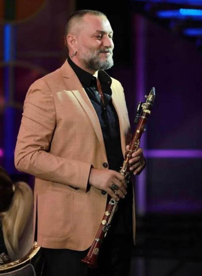 Kanal D?deki ?arklar Bizi Syler?in sunucularndan Hsn enlendirici hastal nedeniyle bir sre programa ara vermiti. enlendirici ara verdii programa geri dnd.