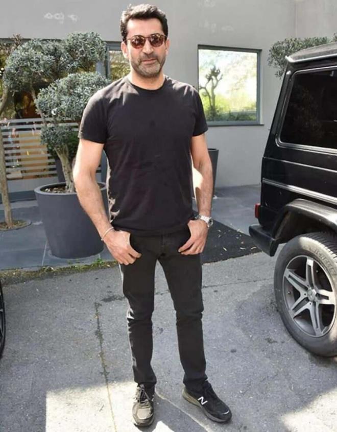 ''BU BAYRAMDA BYKLERMZLE DEL KKLERMZLE LGLENDK''   Kenan mirzalolu, getiimiz gnlerde ise Etiler'de grntlendi. Gazetecilerin sorularna yant veren oyuncu, Ramazan Bayram?nda kzlaryla vakit geirdiklerini belirterek, "Bayram gzel geti.