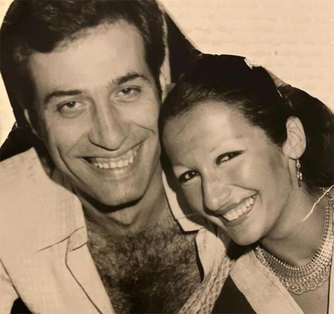 ''BEN HALA O ARKIYI SYLYORUM''  <br>  Kemal Sunal ile nikahtan bir karesine yer veren Gl Sunal, paylamnn altna duygusal bir not dt:    Tantmz gnlerde popler olan ark, bizim arkmz oldu. Kemal, stanbul?da ben Ankara?da. Elbet bir gn buluacaz. Bu byle yarm kalmayacak. Ben hala o arky sylyorum. 30 Nisan 1975, saat 13:15.